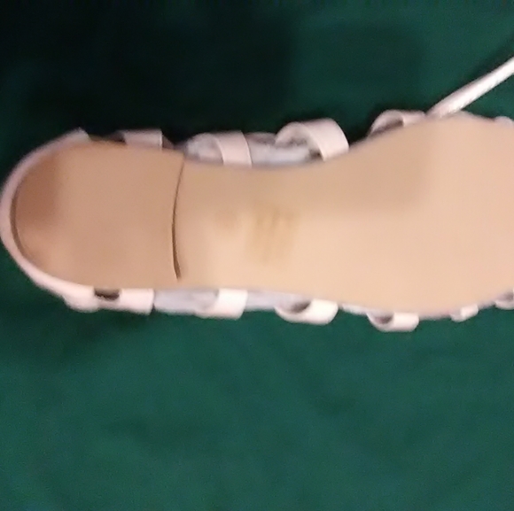 Women's shoes - Picture 2 of 3